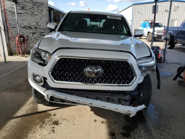 3TMCZ5AN3JM121663 - 2018 TOYOTA TACOMA DOUBLE CAB WHITE photo 5