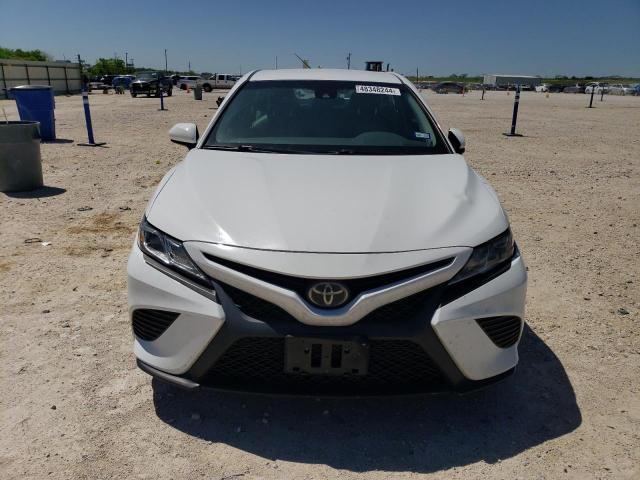 4T1B11HK5JU596777 - 2018 TOYOTA CAMRY L WHITE photo 5