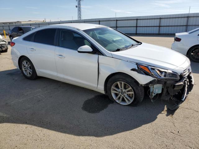 5NPE24AF8FH257865 - 2015 HYUNDAI SONATA SE WHITE photo 4