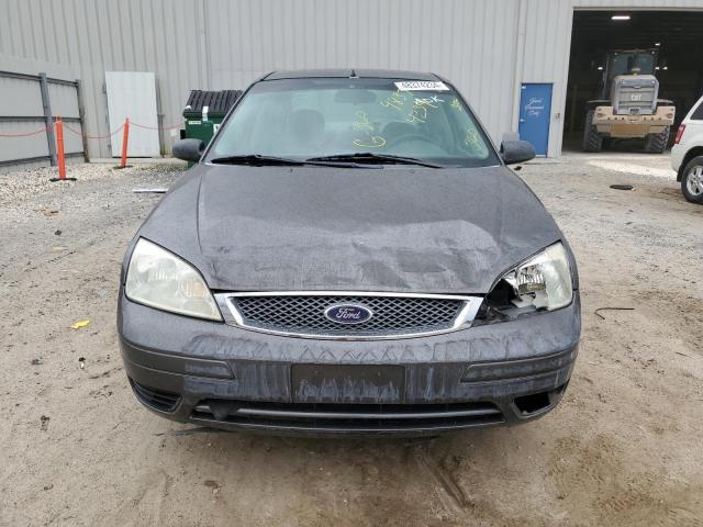 1FAFP34N65W181256 - 2005 FORD FOCUS ZX4 GRAY photo 5