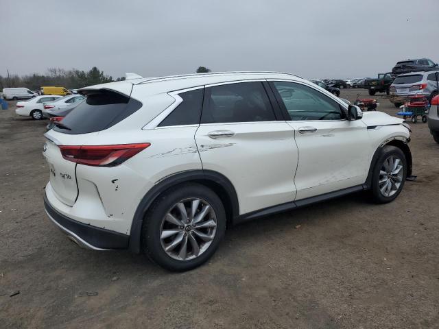 3PCAJ5M32KF136394 - 2019 INFINITI QX50 ESSENTIAL WHITE photo 3