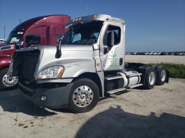 1FUJGEBG9ELFN0127 - 2014 FREIGHTLINER CASCADIA 1 SILVER photo 2