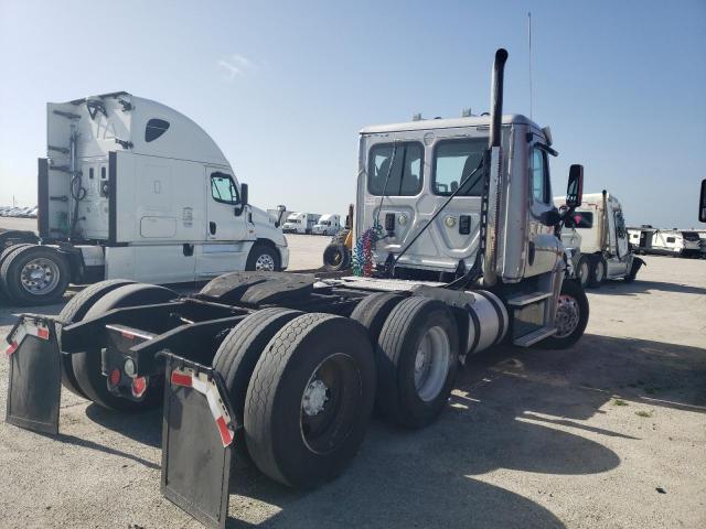 1FUJGEBG9ELFN0127 - 2014 FREIGHTLINER CASCADIA 1 SILVER photo 4