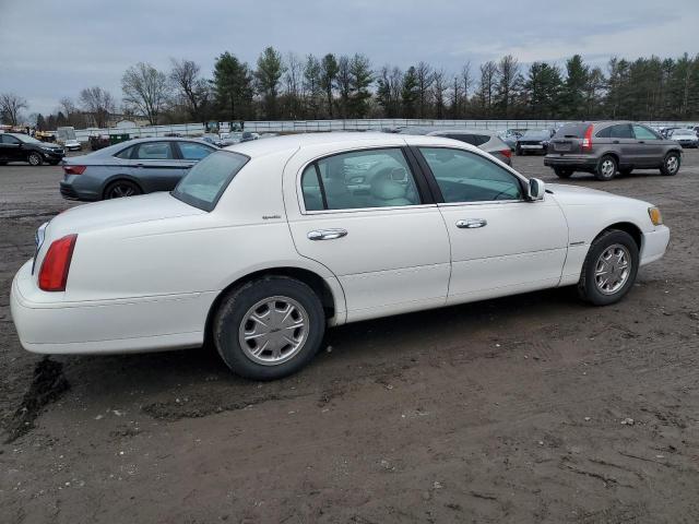 1LNFM82WXWY661717 - 1998 LINCOLN TOWN CAR SIGNATURE WHITE photo 3