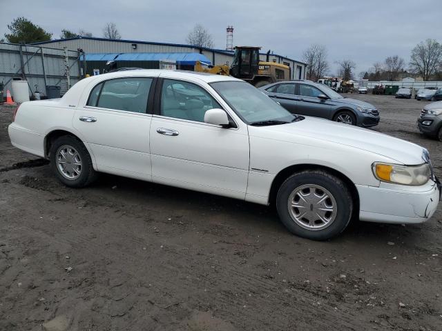 1LNFM82WXWY661717 - 1998 LINCOLN TOWN CAR SIGNATURE WHITE photo 4