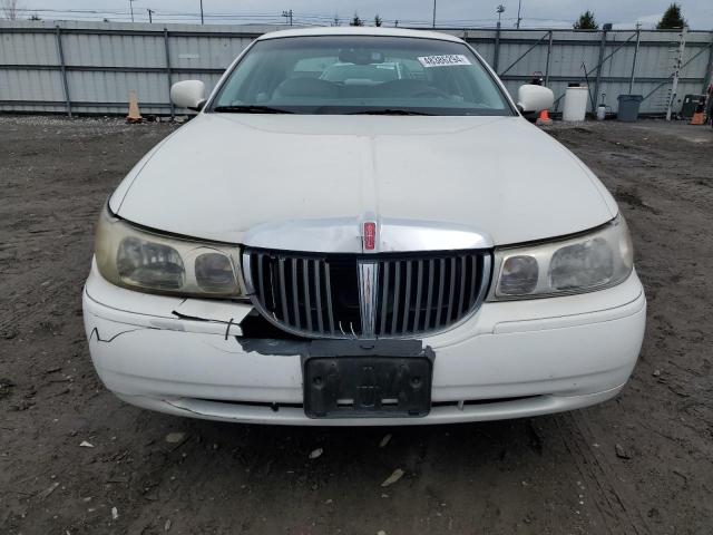 1LNFM82WXWY661717 - 1998 LINCOLN TOWN CAR SIGNATURE WHITE photo 5