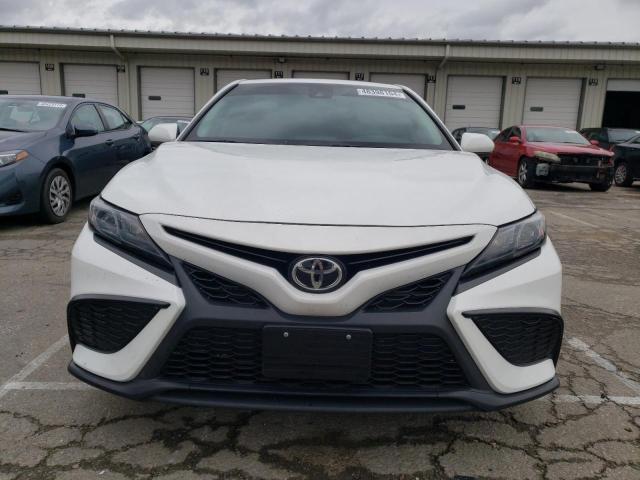 4T1G11AKXMU481614 - 2021 TOYOTA CAMRY SE WHITE photo 5