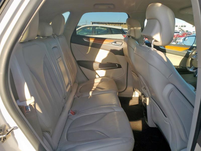 5LMCJ2D90KUL37996 - 2019 LINCOLN MKC SELECT WHITE photo 11