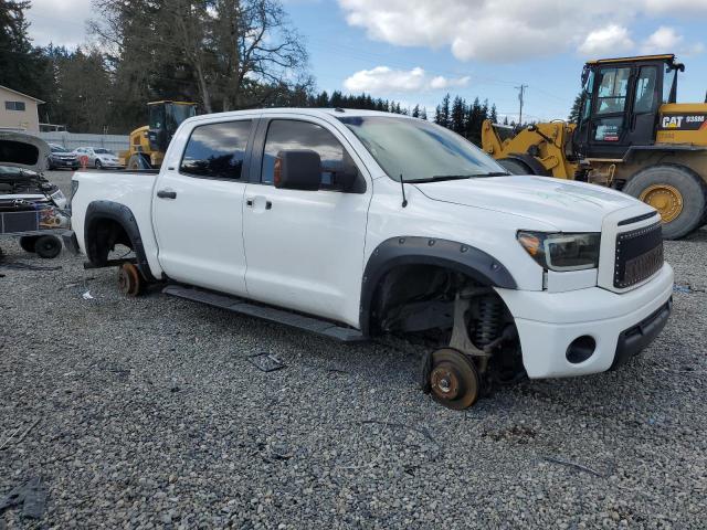 5TFDY5F1XAX116919 - 2010 TOYOTA TUNDRA CREWMAX SR5 WHITE photo 4