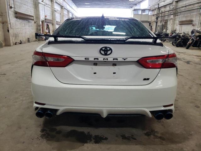 4T1G11AK8LU398682 - 2020 TOYOTA CAMRY SE WHITE photo 6