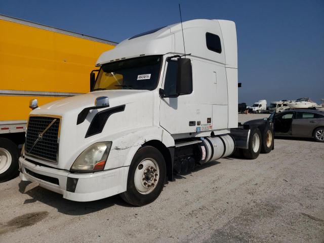 4V4NC9THXCN537988 - 2012 VOLVO VN VNL WHITE photo 2