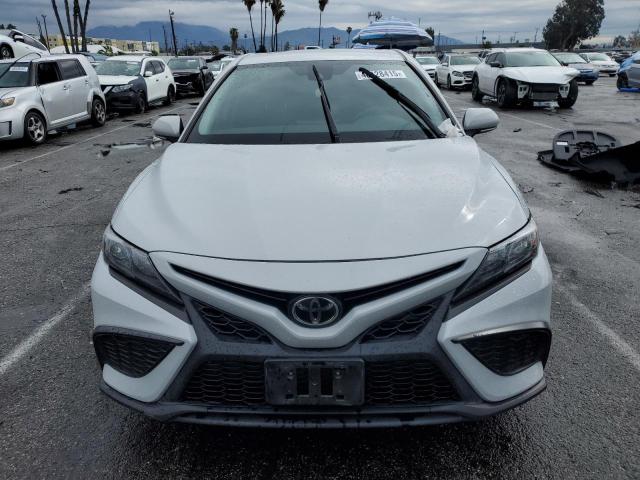 4T1G11AK3PU103011 - 2023 TOYOTA CAMRY SE NIGHT SHADE WHITE photo 5