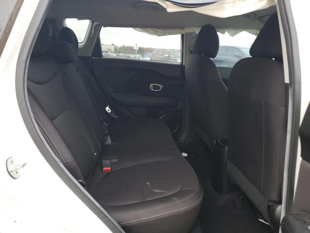 KNDJN2A26J7896959 - 2018 KIA SOUL WHITE photo 11