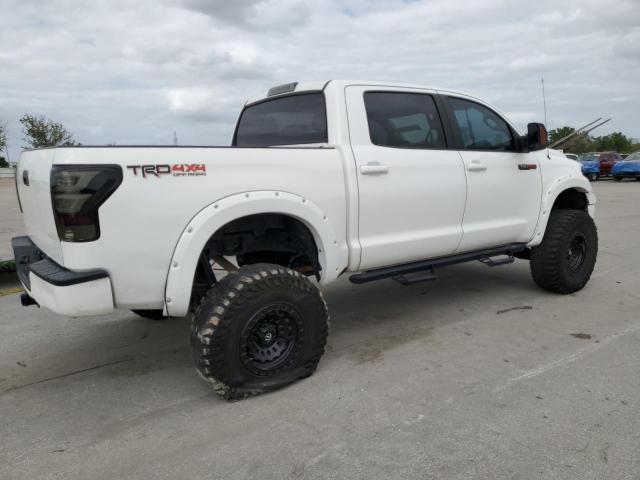 5TFDW5F10DX322616 - 2013 TOYOTA TUNDRA CREWMAX SR5 WHITE photo 3