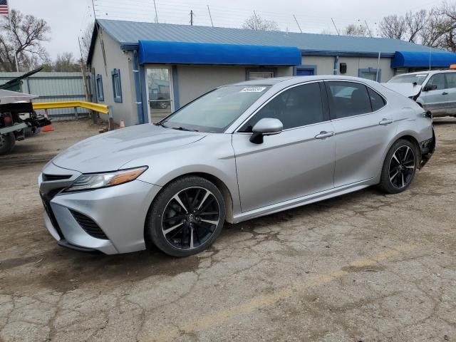 4T1B61HK8JU521864 - 2018 TOYOTA CAMRY XSE SILVER photo 1