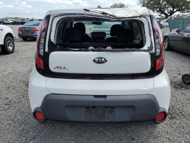 KNDJN2A27G7381283 - 2016 KIA SOUL WHITE photo 6