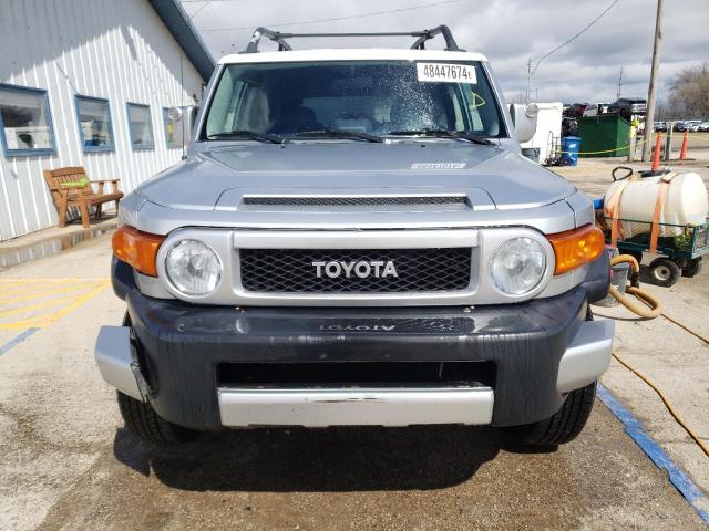 JTEBU11F370095956 - 2007 TOYOTA FJ CRUISER SILVER photo 5