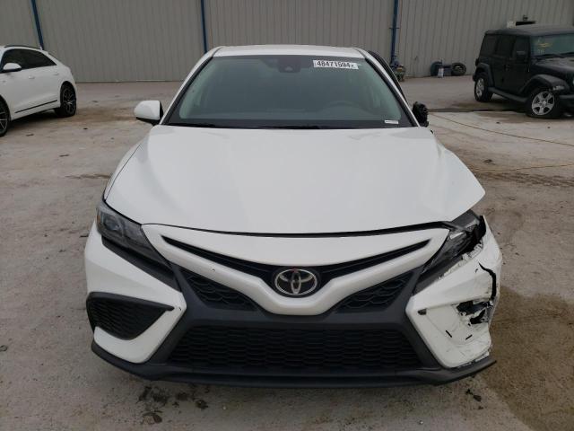 4T1G11AK2MU460269 - 2021 TOYOTA CAMRY SE WHITE photo 5