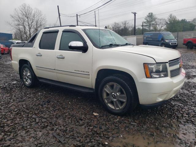 3GNVKGE0XAG279687 - 2010 CHEVROLET AVALANCHE LTZ WHITE photo 4