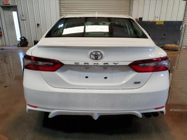 4T1G11AK5RU891969 - 2024 TOYOTA CAMRY SE NIGHT SHADE WHITE photo 6