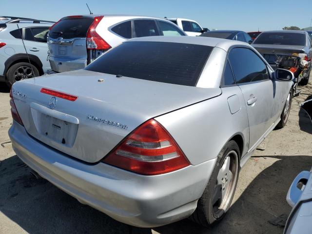 WDBKK49F71F172802 - 2001 MERCEDES-BENZ SLK 230 KOMPRESSOR SILVER photo 3