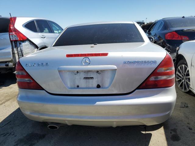 WDBKK49F71F172802 - 2001 MERCEDES-BENZ SLK 230 KOMPRESSOR SILVER photo 6