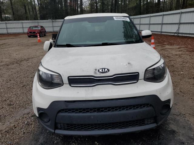 KNDJN2A28J7595528 - 2018 KIA SOUL WHITE photo 5