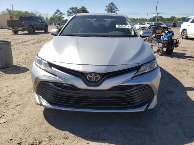 4T1B11HK9JU074122 - 2018 TOYOTA CAMRY L SILVER photo 5