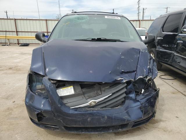 1C4GP45R05B238032 - 2005 CHRYSLER TOWN & COU ლურჯი ფოტო 5