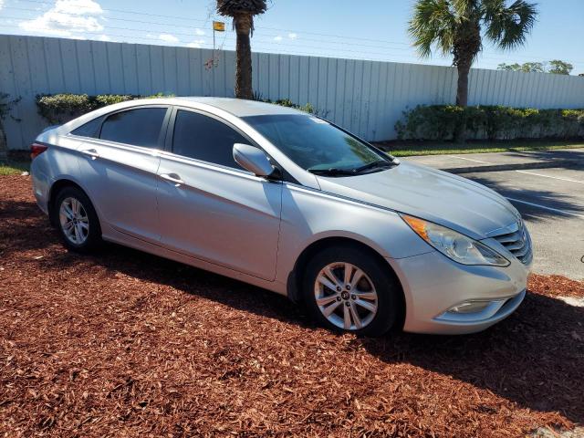 5NPEB4AC8DH733700 - 2013 HYUNDAI SONATA GLS SILVER photo 4