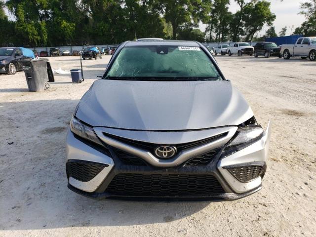 4T1G11AK9PU094640 - 2023 TOYOTA CAMRY SE NIGHT SHADE SILVER photo 5