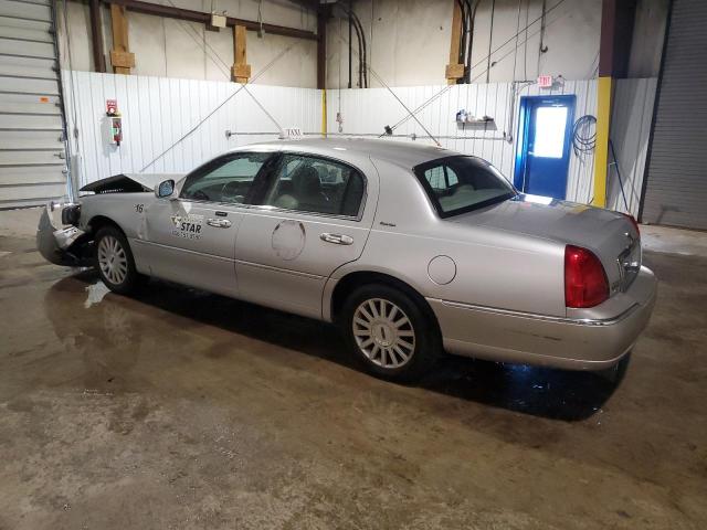 1LNHM81W33Y635305 - 2003 LINCOLN TOWN CAR EXECUTIVE Silber Foto 2