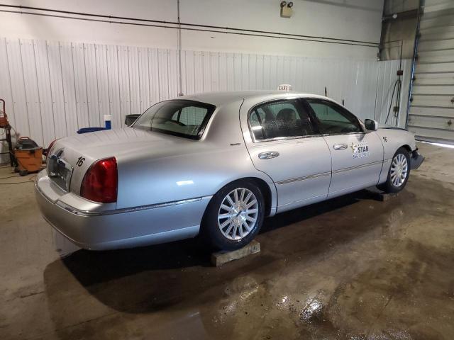 1LNHM81W33Y635305 - 2003 LINCOLN TOWN CAR EXECUTIVE Silber Foto 3