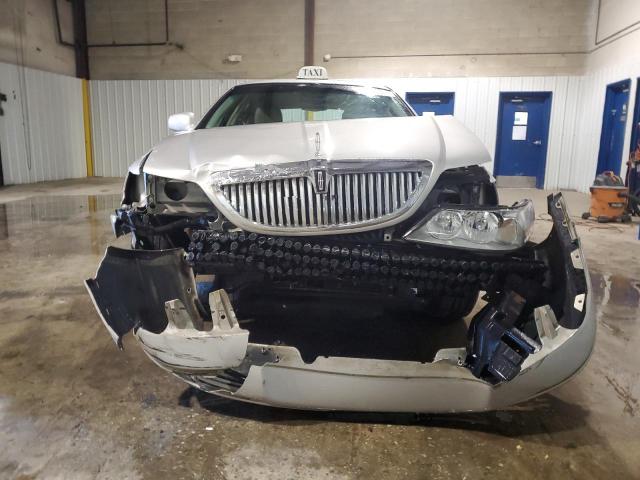 1LNHM81W33Y635305 - 2003 LINCOLN TOWN CAR EXECUTIVE Silber Foto 5
