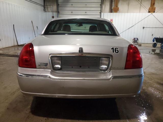 1LNHM81W33Y635305 - 2003 LINCOLN TOWN CAR EXECUTIVE Silber Foto 6