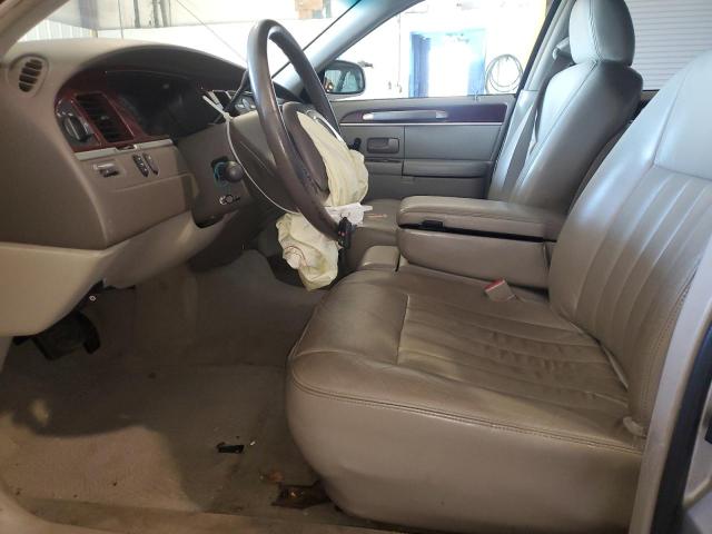 1LNHM81W33Y635305 - 2003 LINCOLN TOWN CAR EXECUTIVE Silber Foto 7