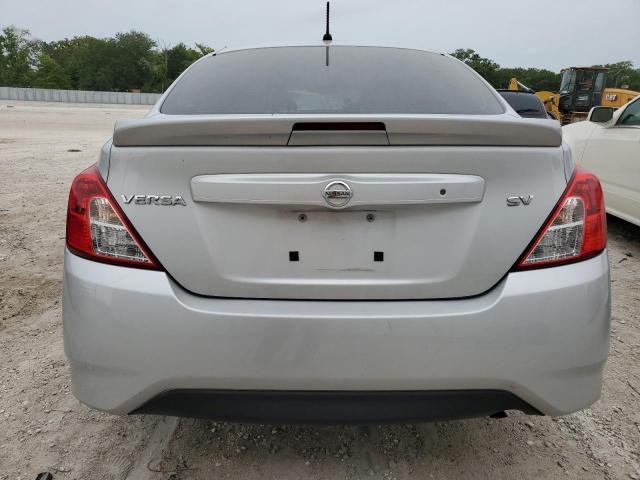 3N1CN7AP4JL800715 - 2018 NISSAN VERSA S SILVER photo 6