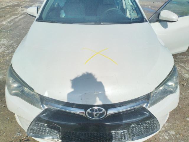 4T1BF1FK4FU108818 - 2015 TOYOTA CAMRY SE LE Beyaz fotoğraf 11