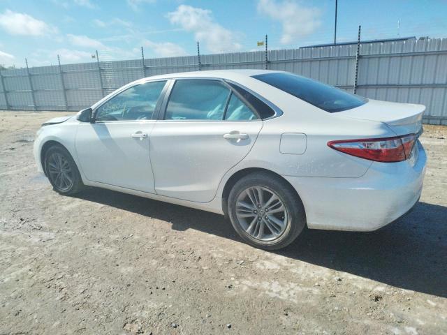 4T1BF1FK4FU108818 - 2015 TOYOTA CAMRY SE LE Beyaz fotoğraf 2