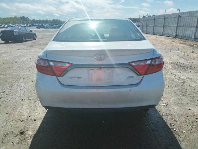 4T1BF1FK4FU108818 - 2015 TOYOTA CAMRY SE LE Beyaz fotoğraf 6