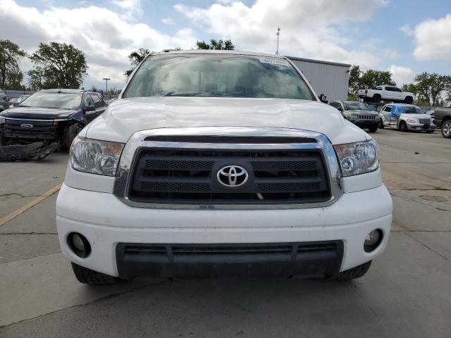 5TFUM5F13AX005611 - 2010 TOYOTA TUNDRA DOUBLE CAB SR5 WHITE photo 5