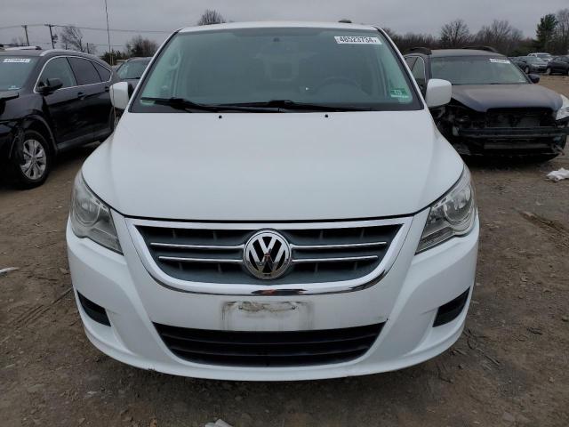 2C4RVABG5DR725453 - 2013 VOLKSWAGEN ROUTAN SE WHITE photo 5