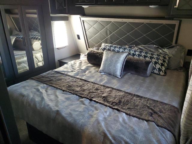 4YDF3712XJF810256 - 2018 KEYSTONE FUZION TWO TONE photo 8