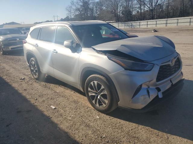 5TDGZRAH8NS118198 - 2022 TOYOTA HIGHLANDER XLE 银色 照片 4