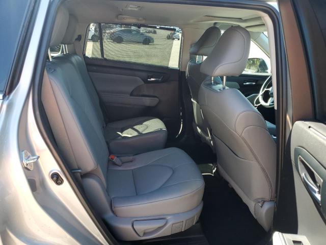 5TDGZRAH3NS131604 - 2022 TOYOTA HIGHLANDER XLE 银色 照片 10