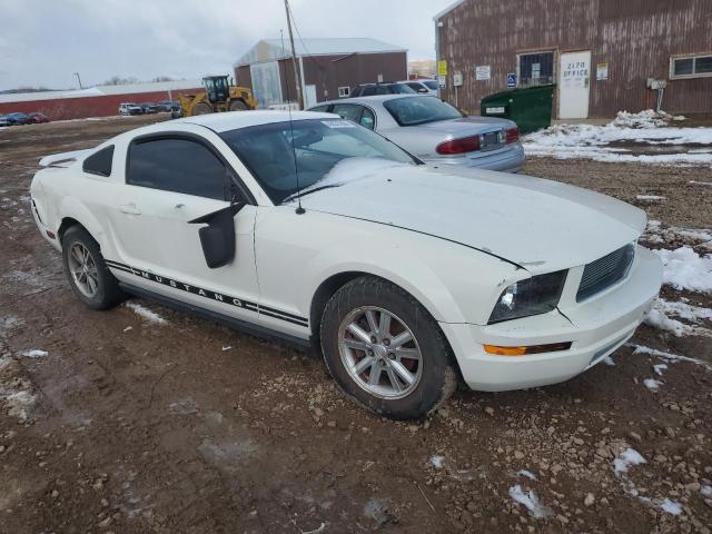 1ZVFT80NX65260989 - 2006 FORD MUSTANG WHITE photo 4