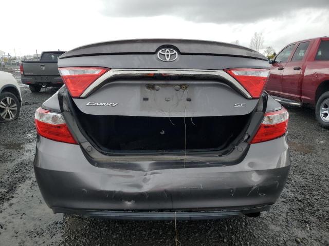 4T1BF1FKXFU096965 - 2015 TOYOTA CAMRY SE LE 灰色 照片 6