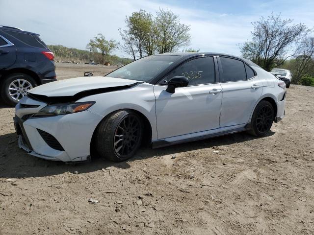 4T1KZ1AK9MU055352 - 2021 TOYOTA CAMRY TRD WHITE photo 1