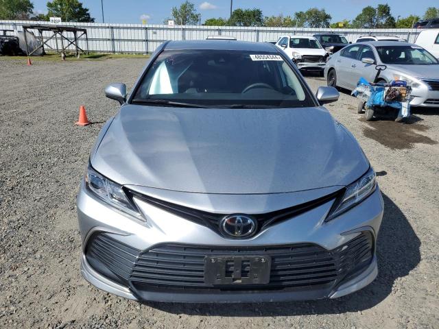 4T1C11AK9MU537170 - 2021 TOYOTA CAMRY LE SILVER photo 5