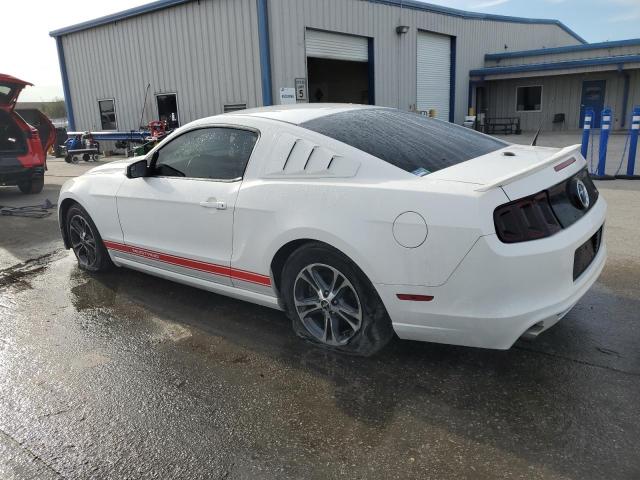 1ZVBP8AM0D5265236 - 2013 FORD MUSTANG WHITE photo 2